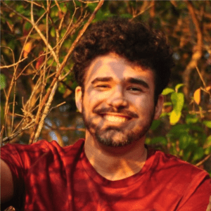 Portfólio de Marketing Digital - por Erwin Marques. Na foto há um homem sorrindo enquanto o sol está nascendo.